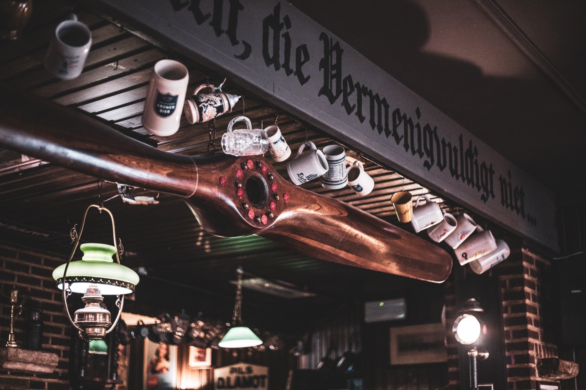 Iconische propeller aan het plafond van de kroeg